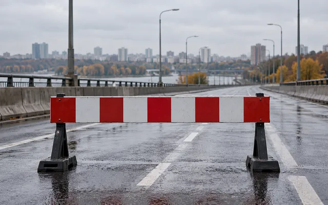 Киев 22 октября: Южный мост закрыт, автобусы идут через Дарницкий
