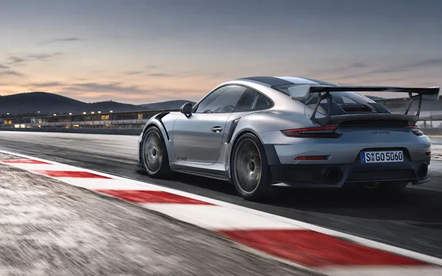 Porsche 911 GT2 Flachbau RS vs. the Production 911