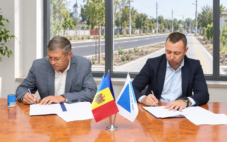 Moldova construiește 3,92 km de trotuare pe patru drumuri naționale