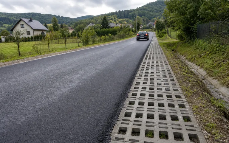 Gmina Limanowa testuje nowy sposób wzmacniania poboczy Gmina Limanowa testuje nowy sposób wzmacniania poboczy