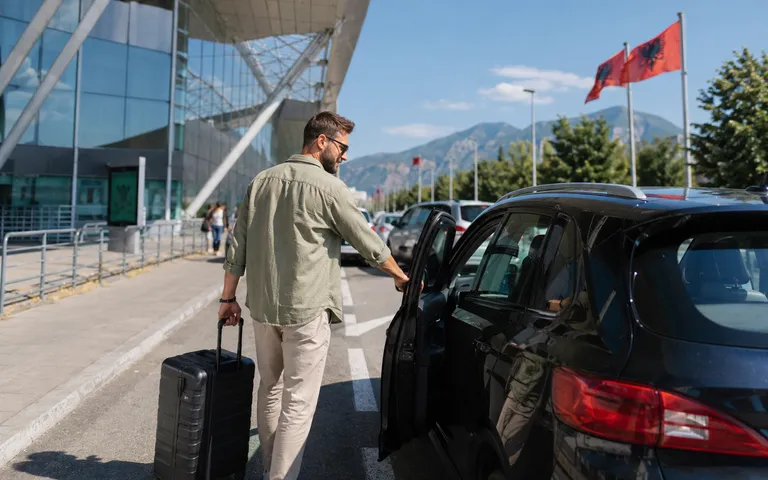 Autoturizmi dhe marrja me qira e makinave në Shqipëri: si po ndryshon mënyra e udhëtimit